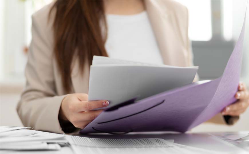Experte prüft Bewerbungsunterlagen im professionellen Bewerbungscheck